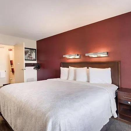 Super 8 By Wyndham Deerfield - Northbrook Hotel