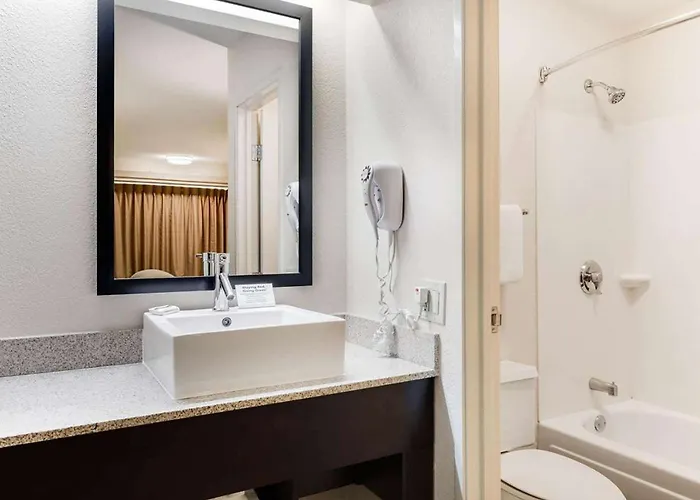 Super 8 By Wyndham - Northbrook Отель