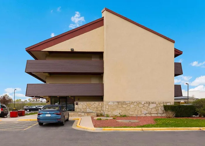 Super 8 By Wyndham - Northbrook 3*