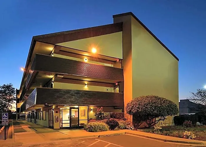 Super 8 By Wyndham - Northbrook Отель