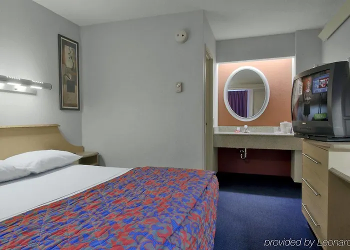Super 8 By Wyndham - Northbrook