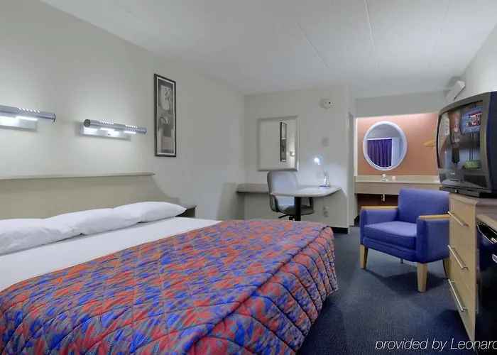 Super 8 By Wyndham - Northbrook Дирфилд